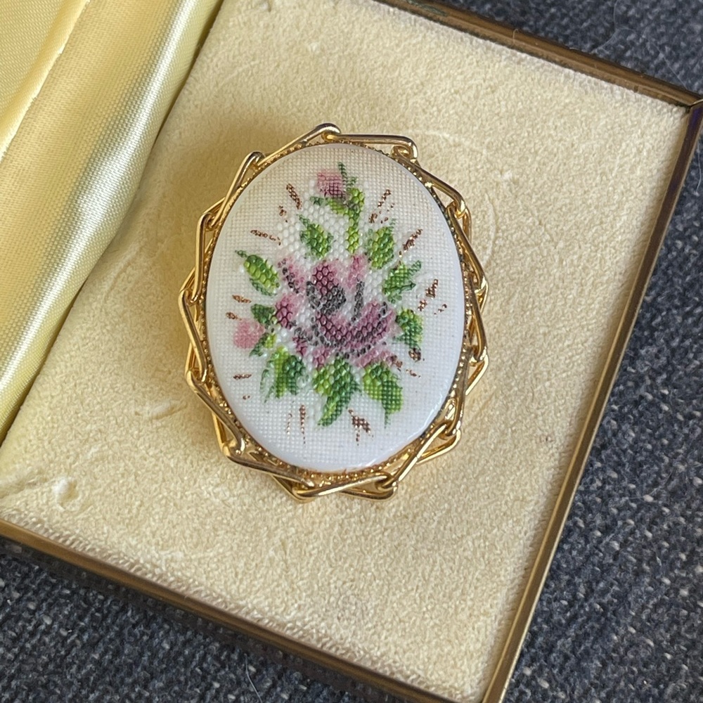 Vintage enamel clip